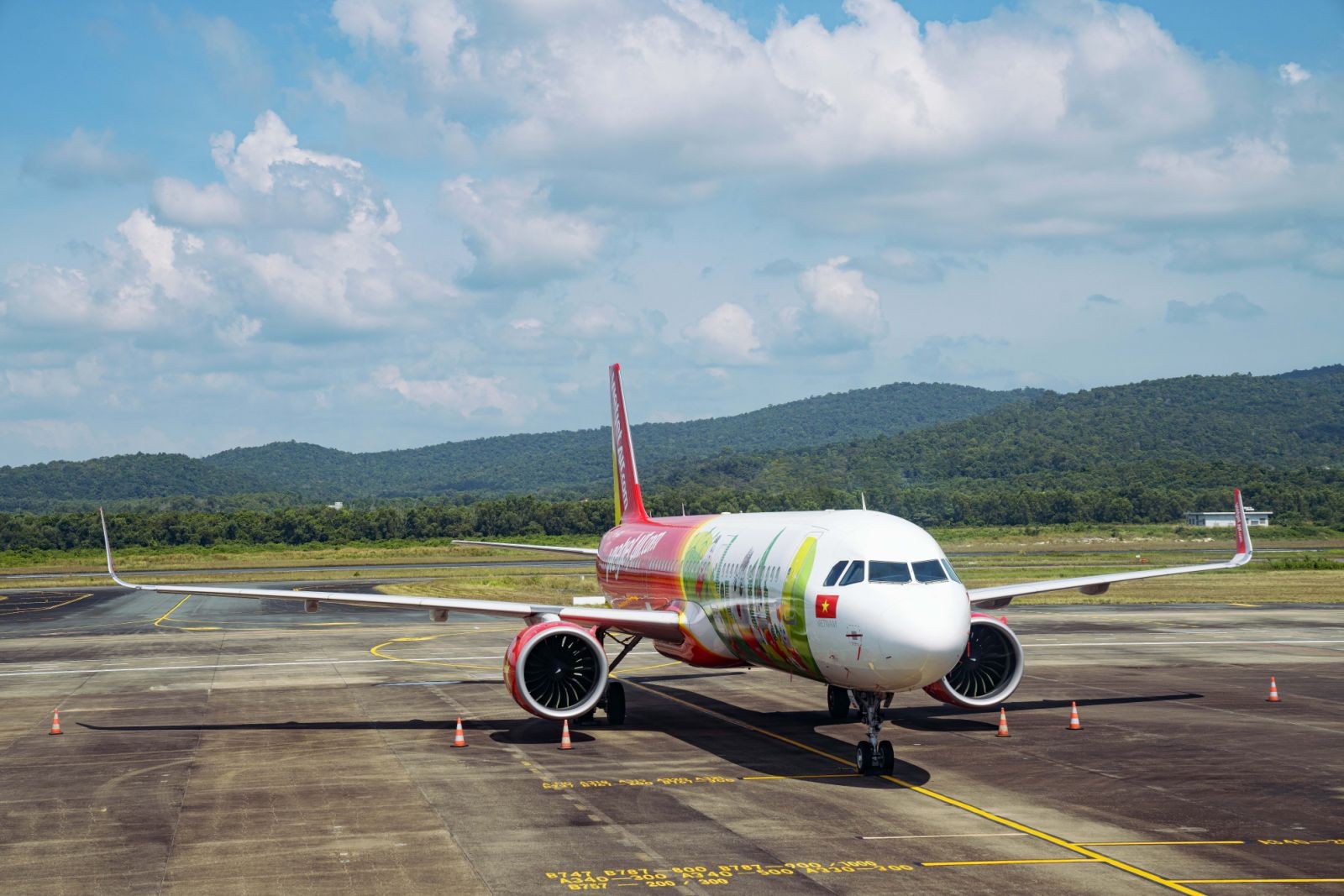 tau-bay-vietjet-pqc-1640315389.jpg