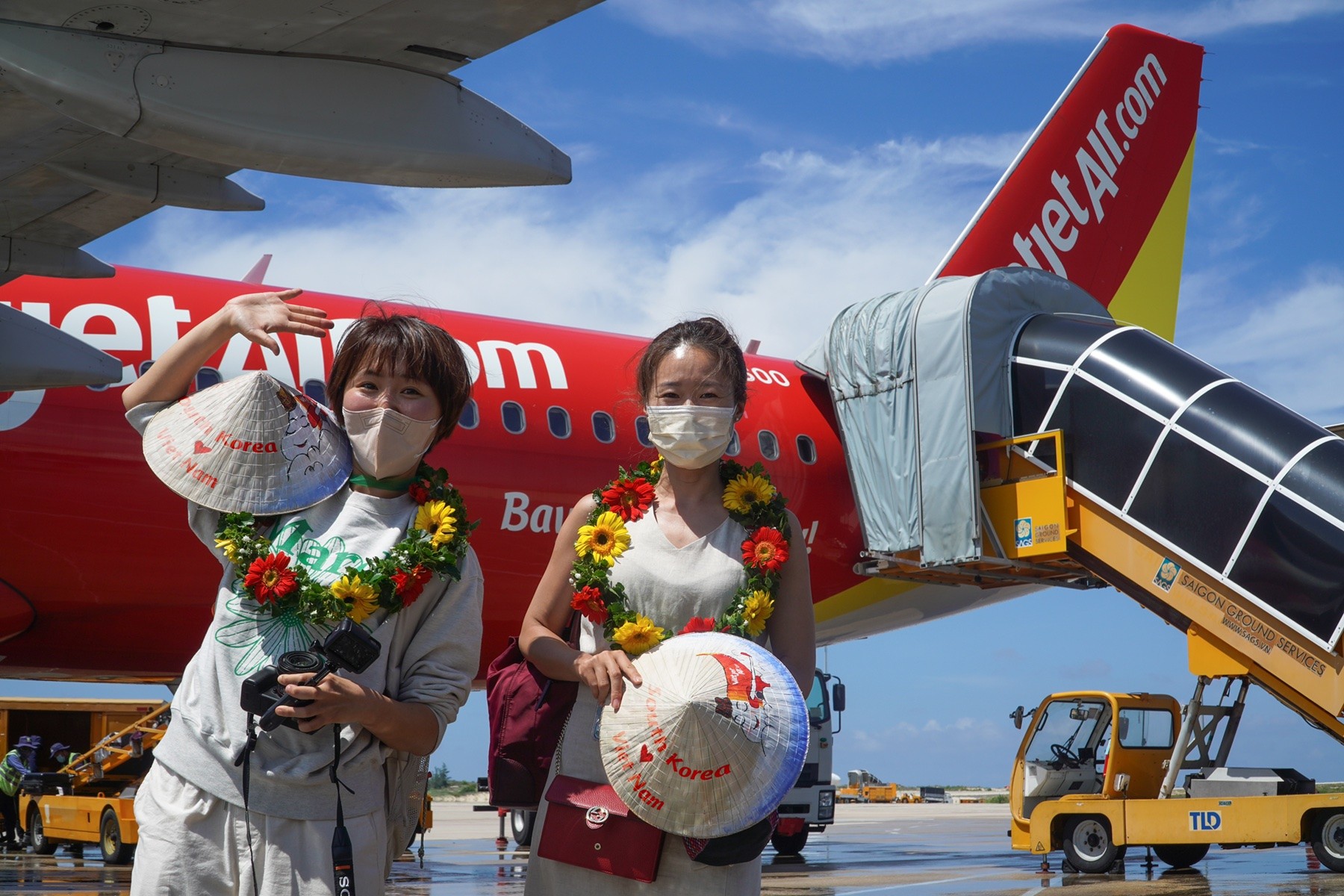 vietjet-chao-don-du-khach-han-quoc-den-voi-vietnam-korean-travelers-arrived-in-vietnam-on-vietjets-flight-1657508974.jpg