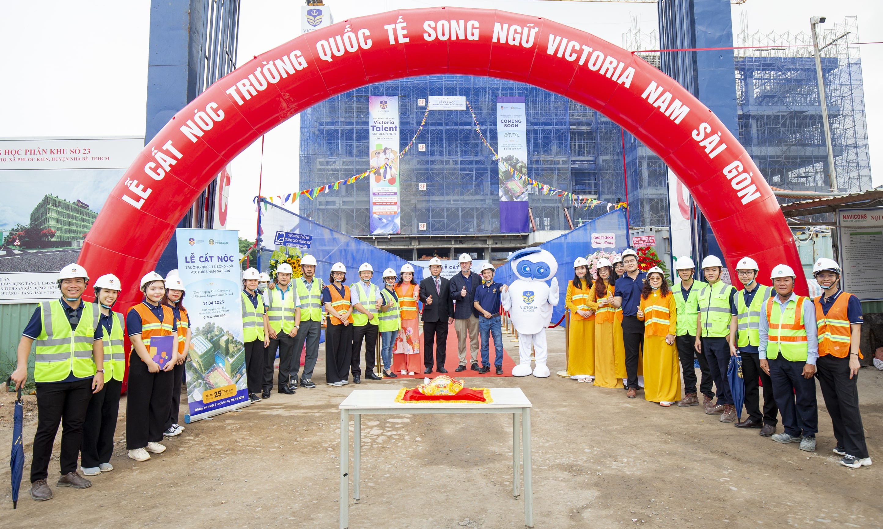 tap-the-can-bo-nhan-vien-truong-victoria-nam-sai-gon-chup-anh-ky-niem-min-1681527750.jpg