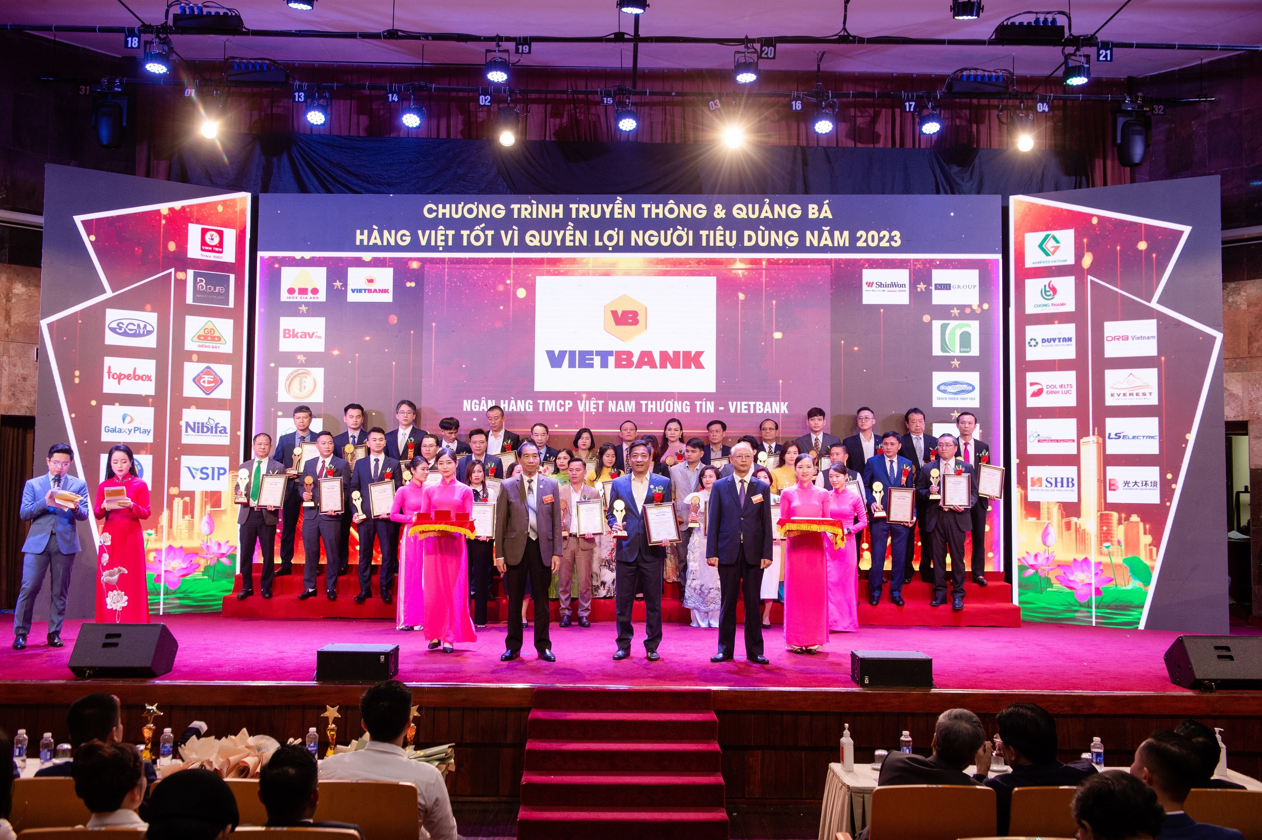 ong-le-huy-dung-pho-tong-giam-doc-dai-dien-vietbank-nhan-giai-thuong-min-1681708524.jpg