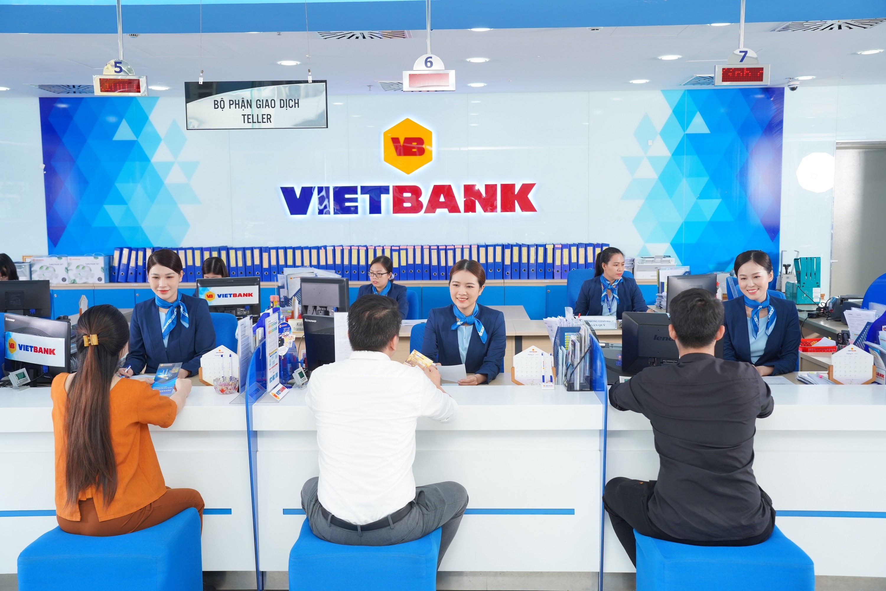 3-vietbank-canh-giao-dich-1682391776.JPG
