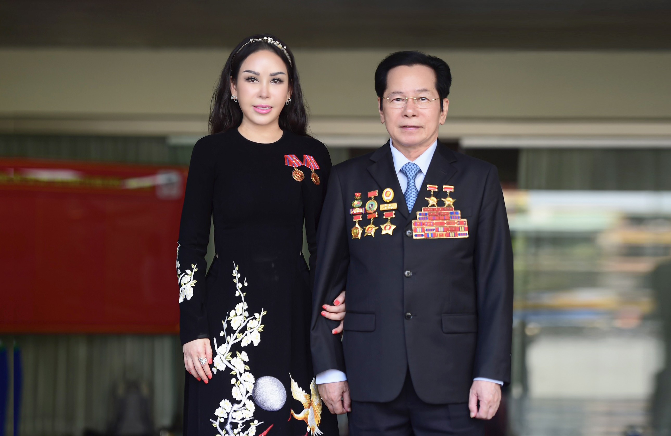ba-le-nu-thuy-duong-pct-tap-doan-kn-holdings-cung-than-phu-anh-hung-lao-dong-doanh-nhan-cuu-chien-binh-le-van-kiem-c-1688789843.jpg