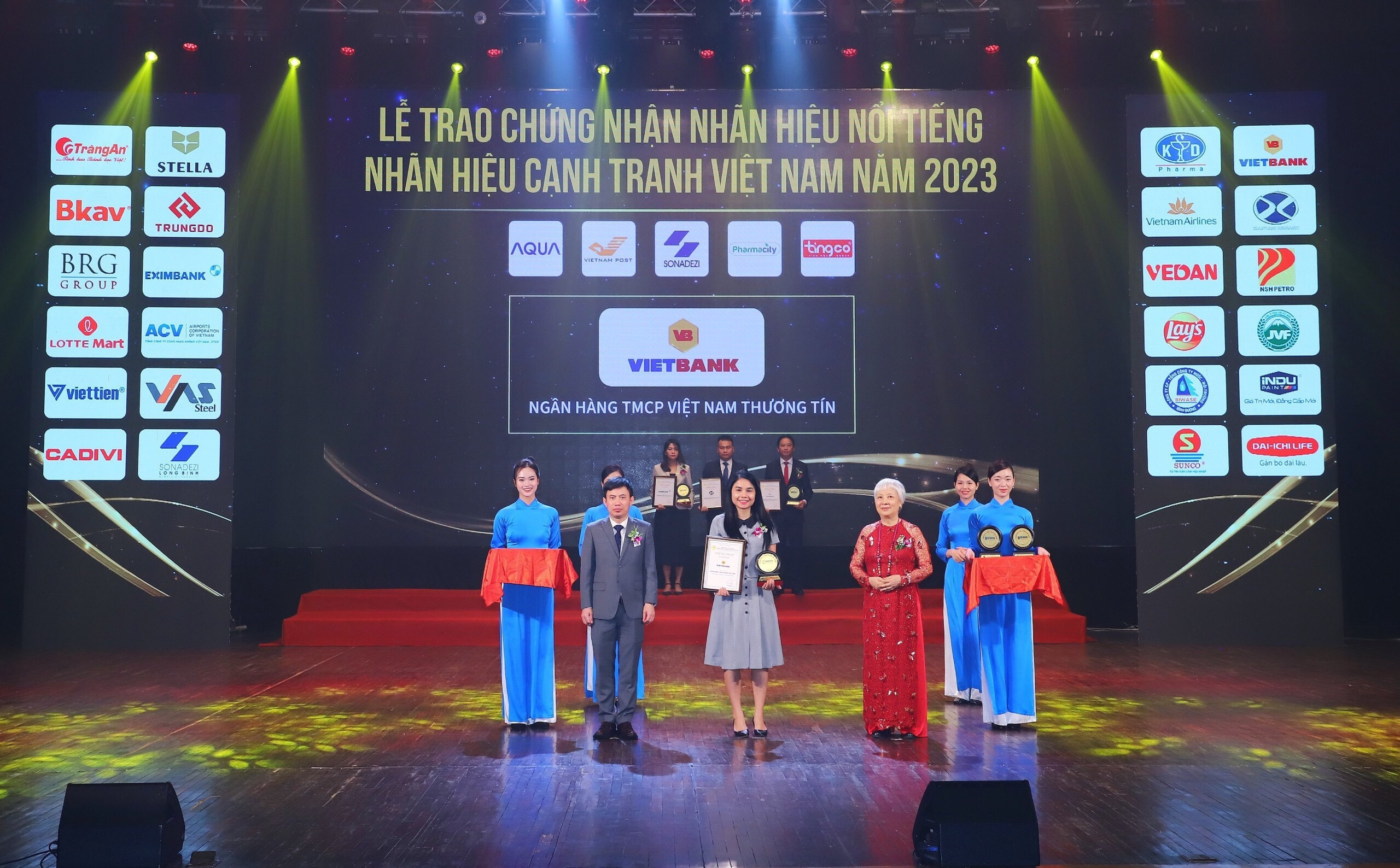 anh-1-vietbank-nhan-giai-thuong-top-10-nhan-hieu-canh-tranh-viet-nam-2023-1689559957.jpg