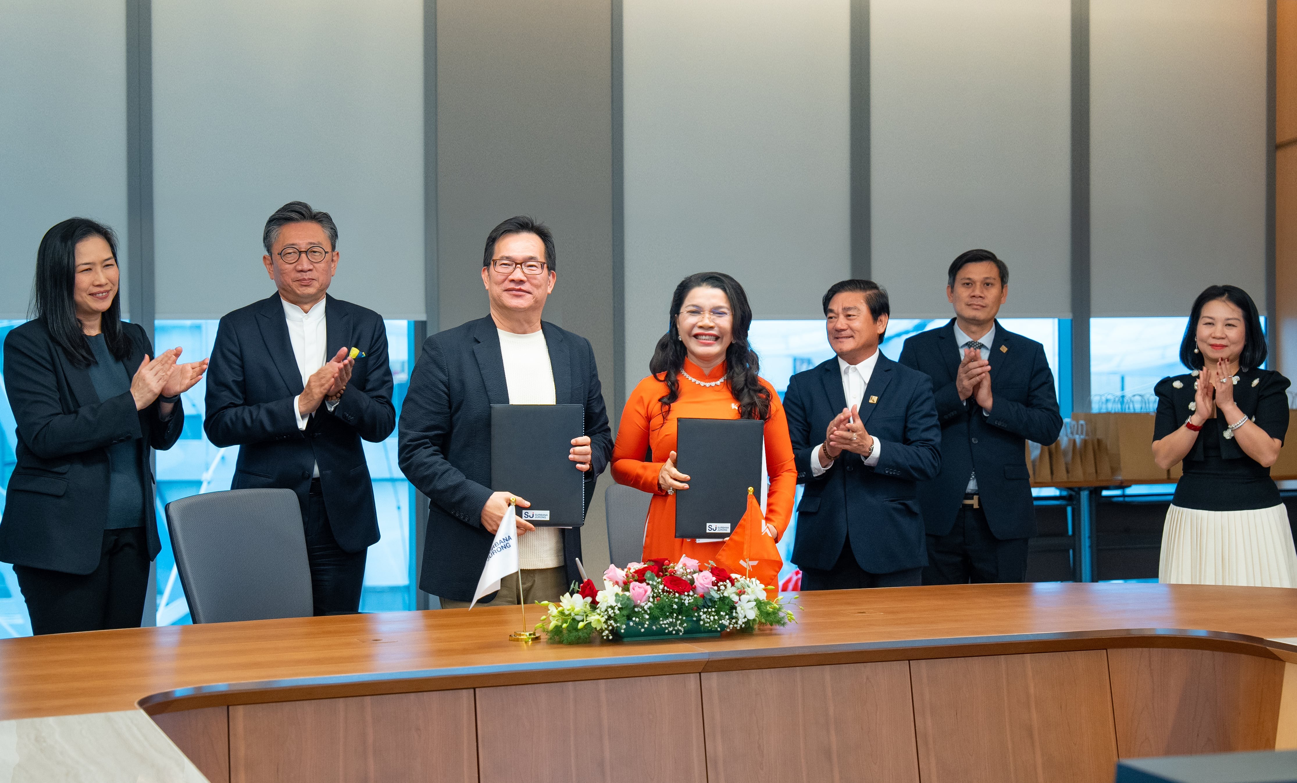 ba-dang-thi-kim-oanh-chu-tich-kog-va-ong-sean-chiao-tong-giam-doc-dieu-hanh-tap-doan-surbana-jurong-thuc-hien-ky-ket-hop-tac-min-1689993666.jpg