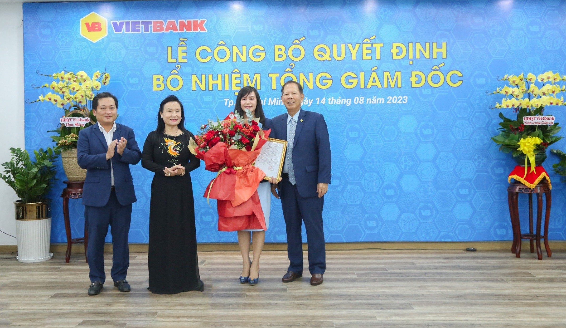 hinh-1-bld-vietbank-trao-hoa-va-quyet-dinh-bo-nhiem-ba-tran-tuan-anh-1692001214.jpg