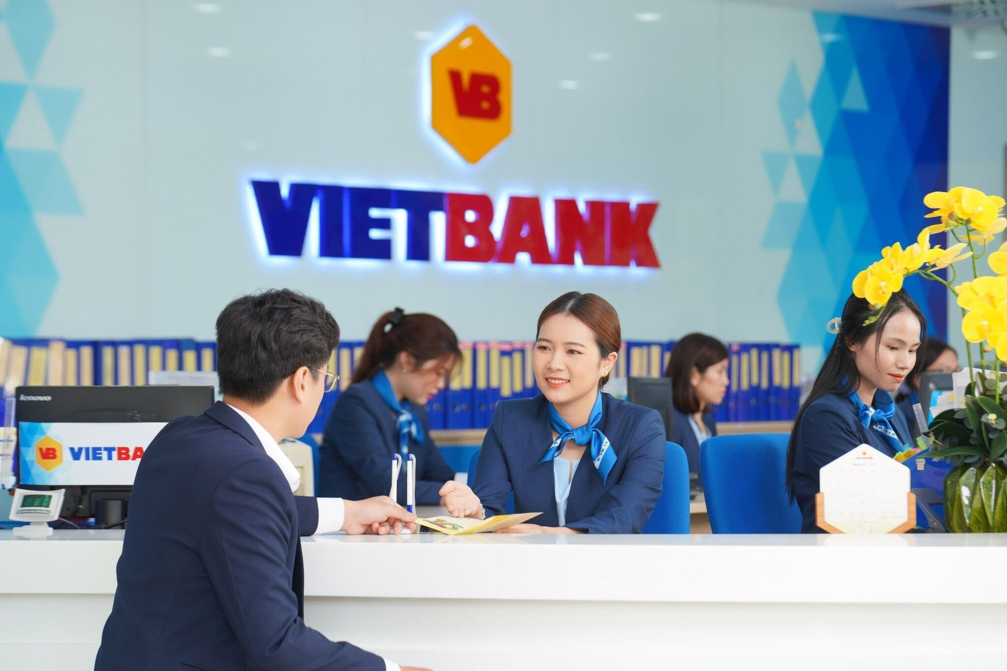 hinh-2-khach-hang-giao-dich-tai-vietbank-1695096972.jpg