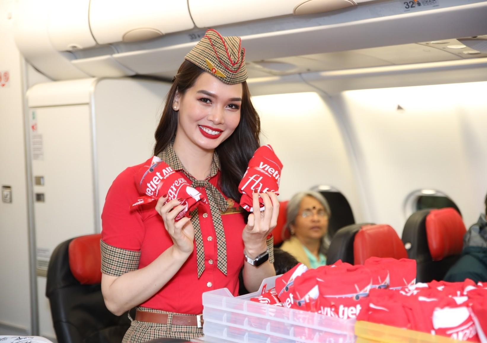 vj-cabin-crew-1-1723090457.jpg