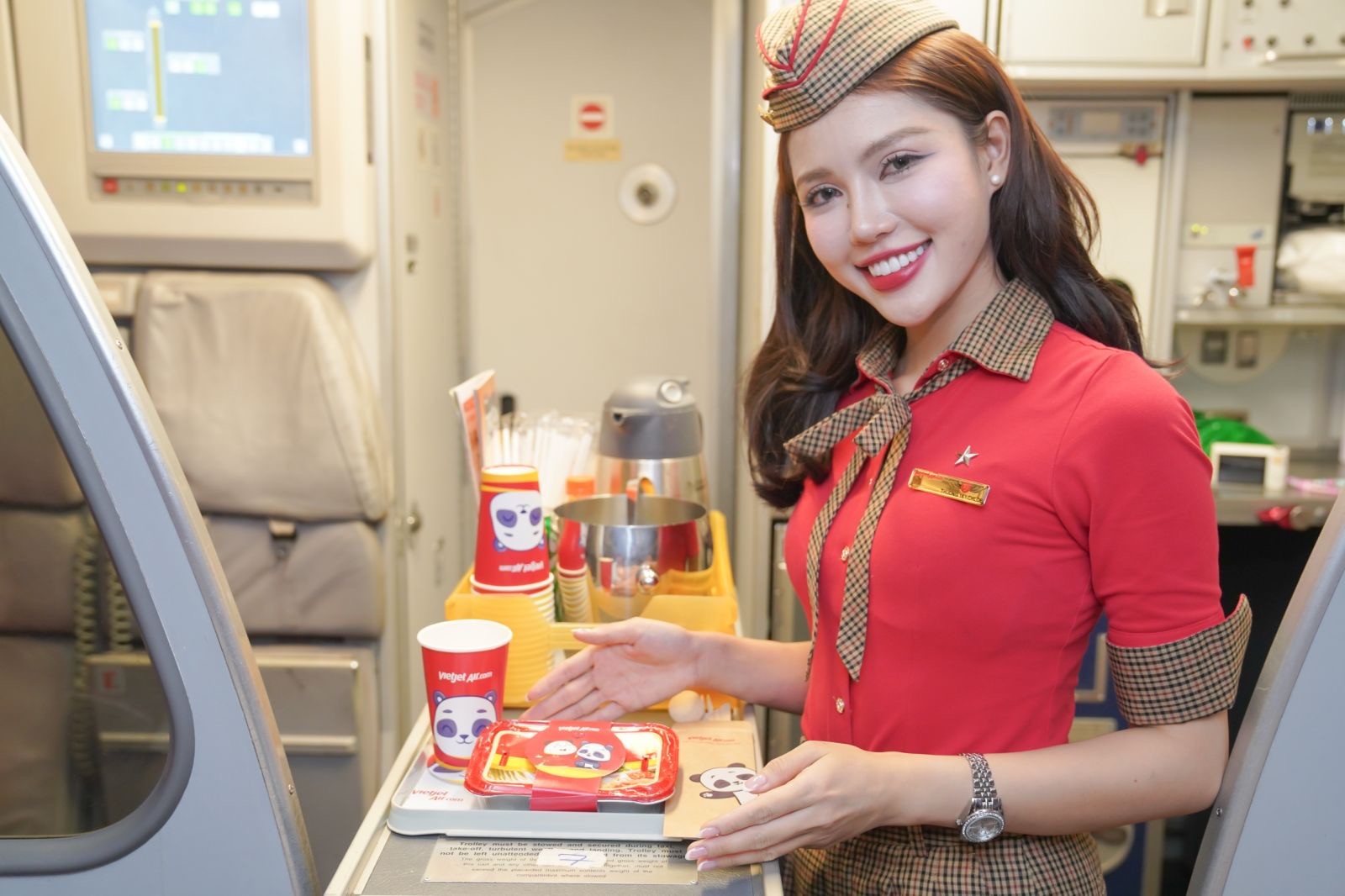 vj-cabincrew-1723173004.JPG