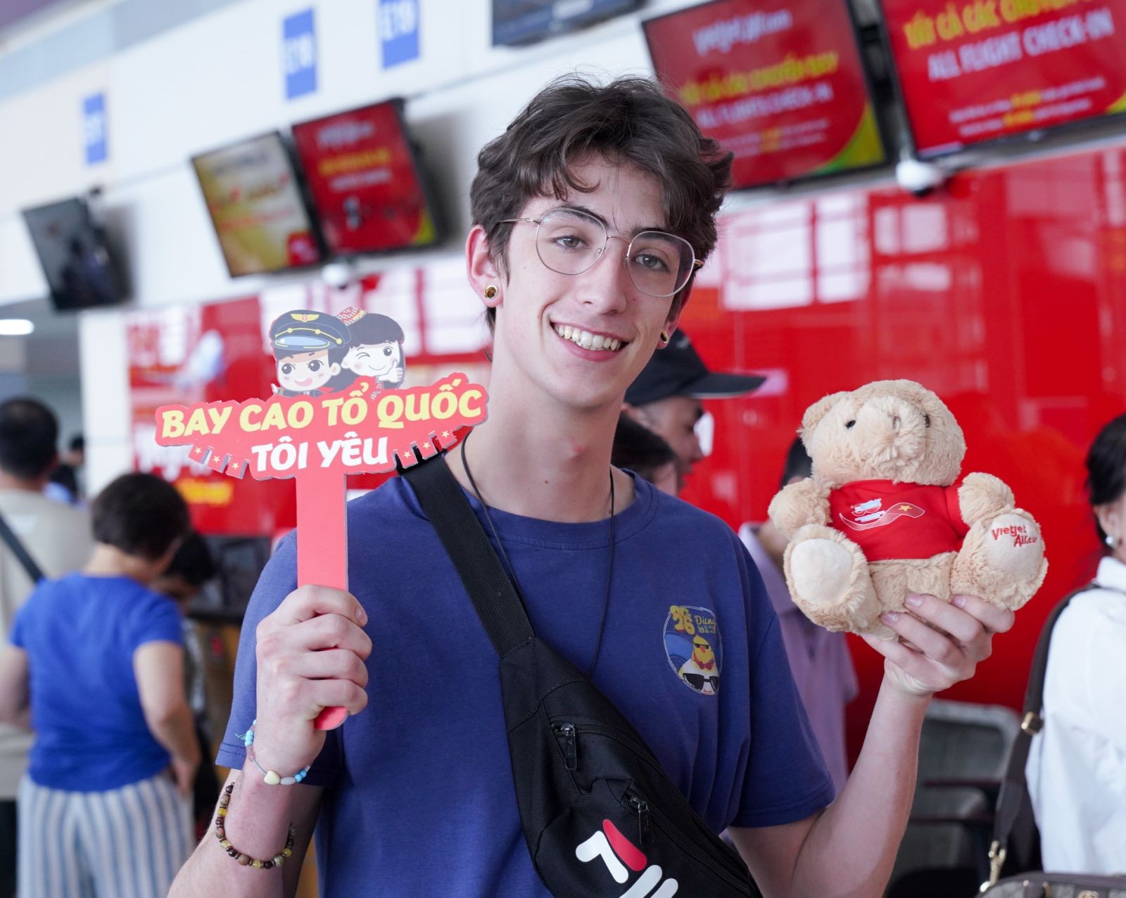 hanh-khach-bay-cung-vietjet-1-1746864264.jpg