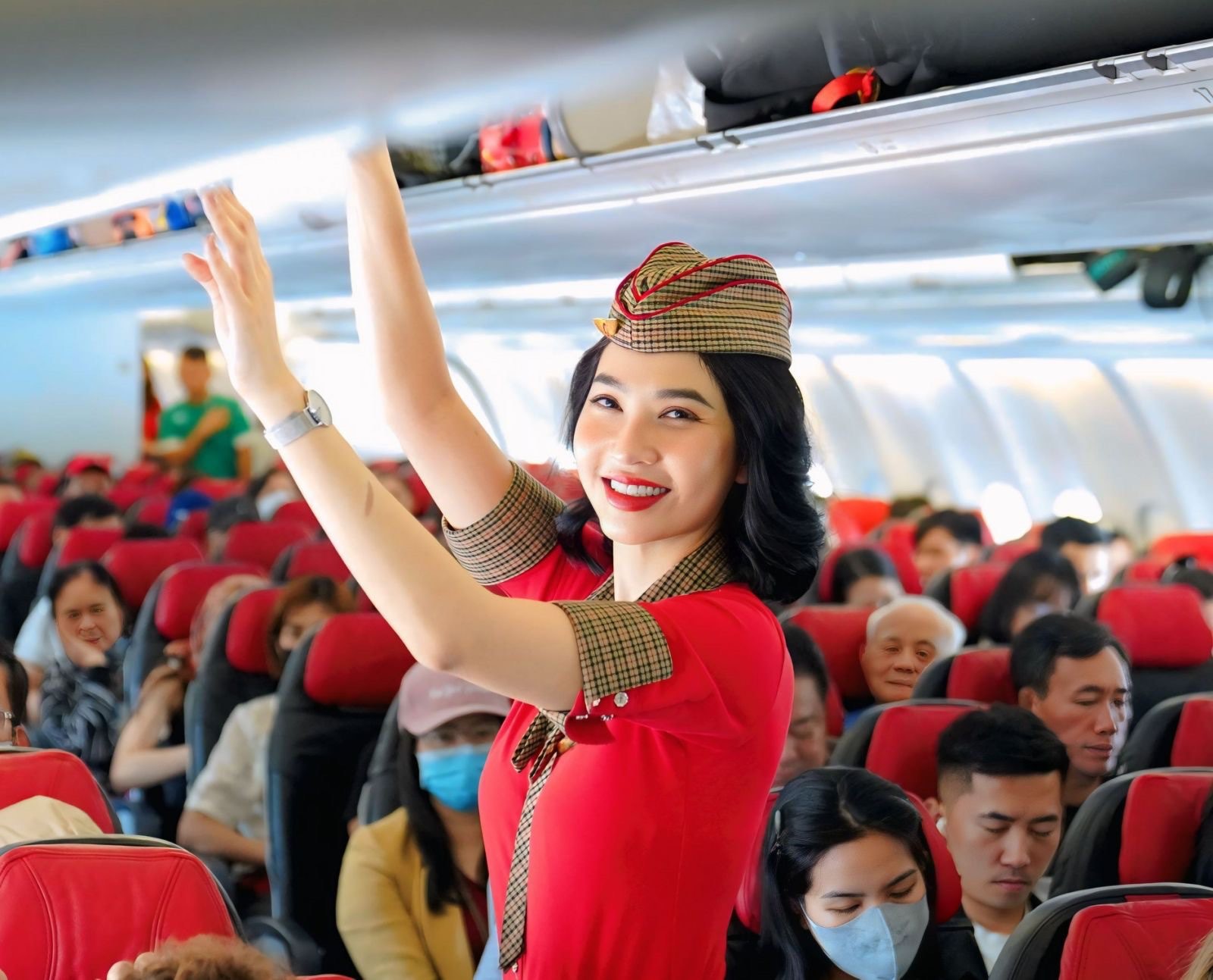 tiep-vien-hang-khong-vietjet-1755432335.jpg