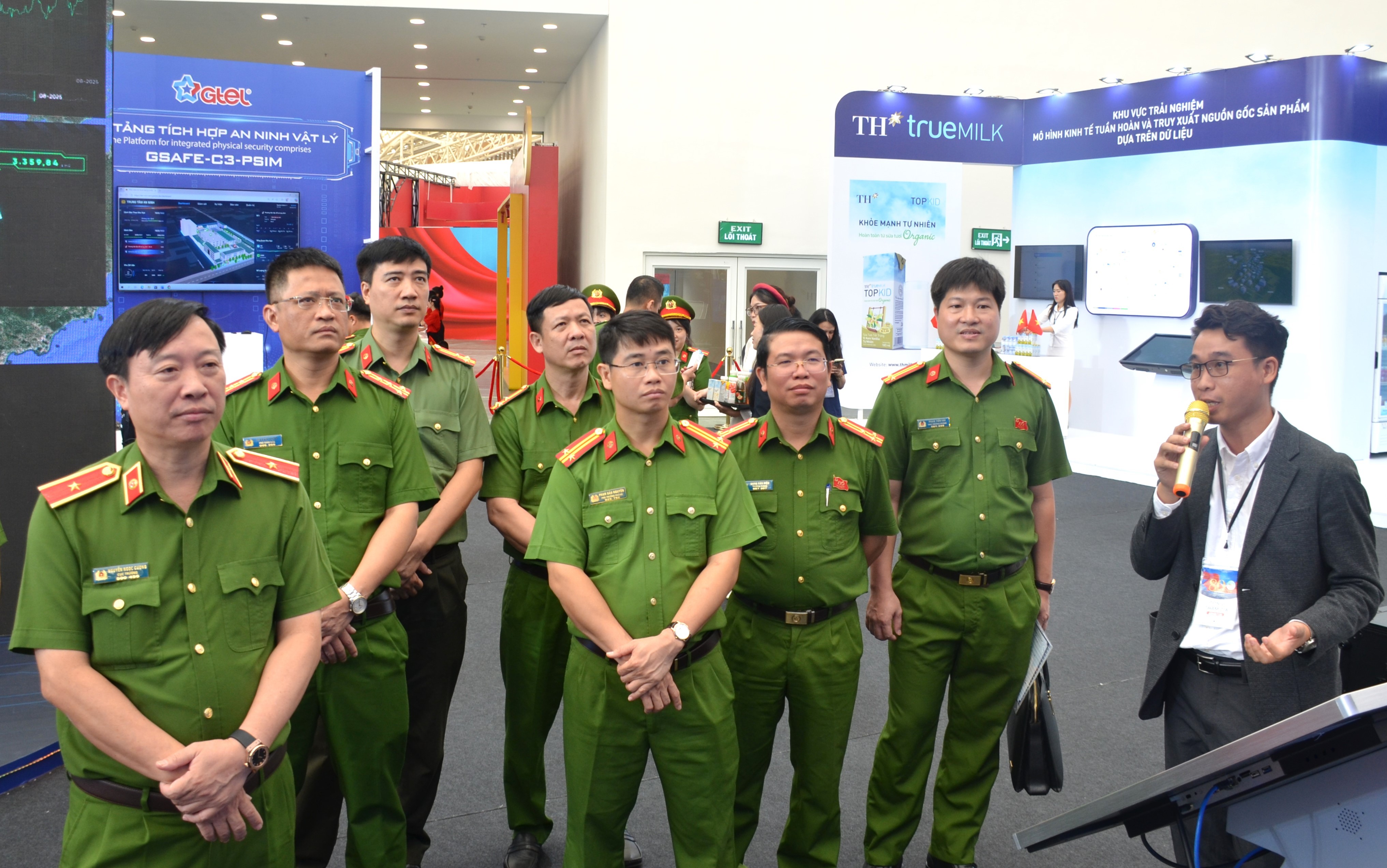 ong-pham-anh-tuan-giam-doc-phan-tich-du-lieu-veron-cong-ty-cong-nghe-truc-thuoc-tap-doan-nguyen-hoang-gioi-thieu-cac-giai-phap-toi-thieu-tuong-nguyen-ngoc-cuong-giam-doc-trung-tam-1756474890.JPG