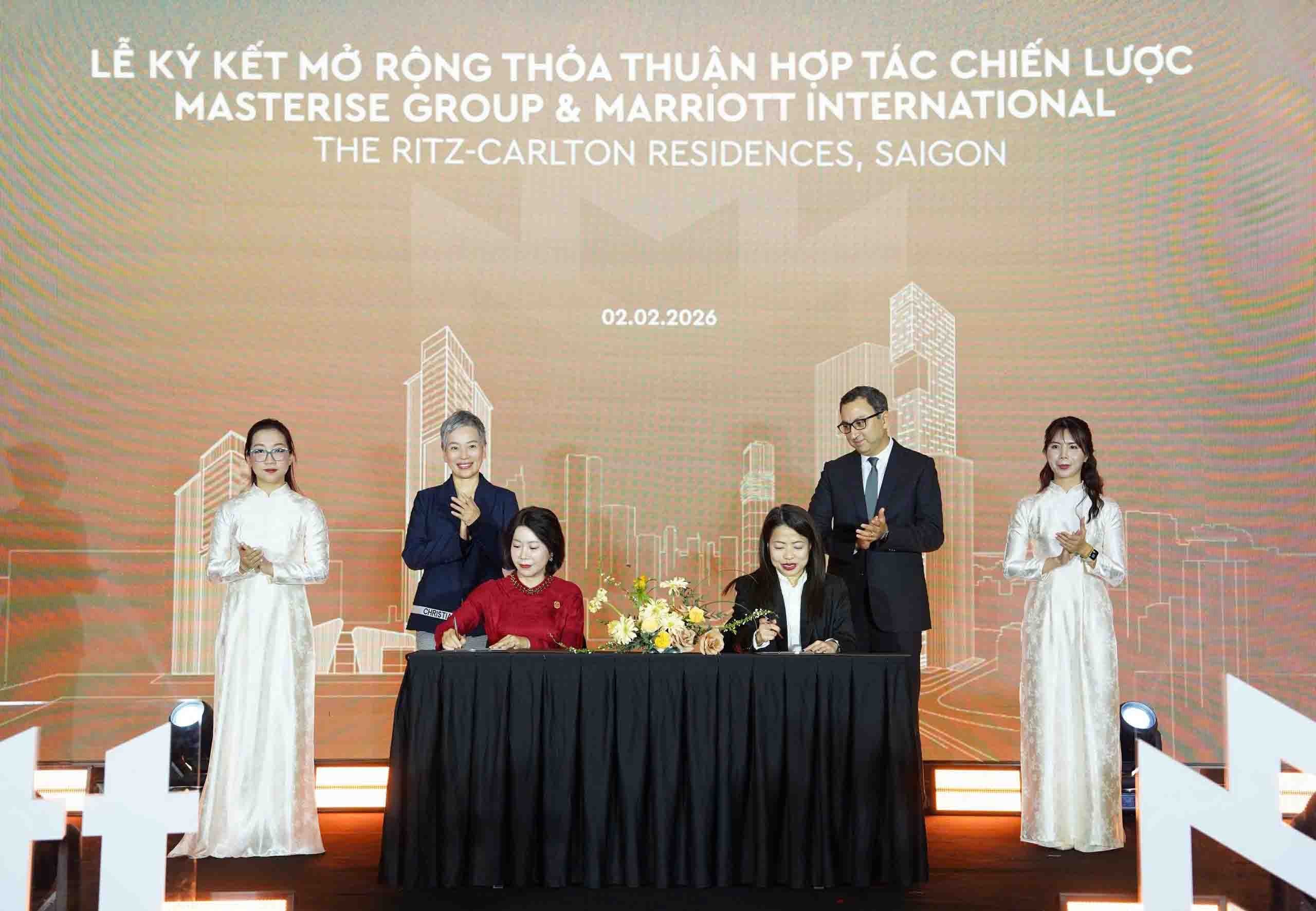 2-hinh-ky-ket-2-le-ky-ket-du-an-the-ritz-carlton-residences-saigon-1770379661.jpg