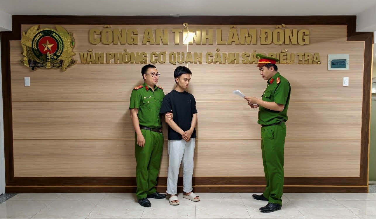 Đưa điện thoại cho nhân viên Ngân hàng TMCP Quân đội (MBB), khách hàng mất gần 2 tỷ đồng