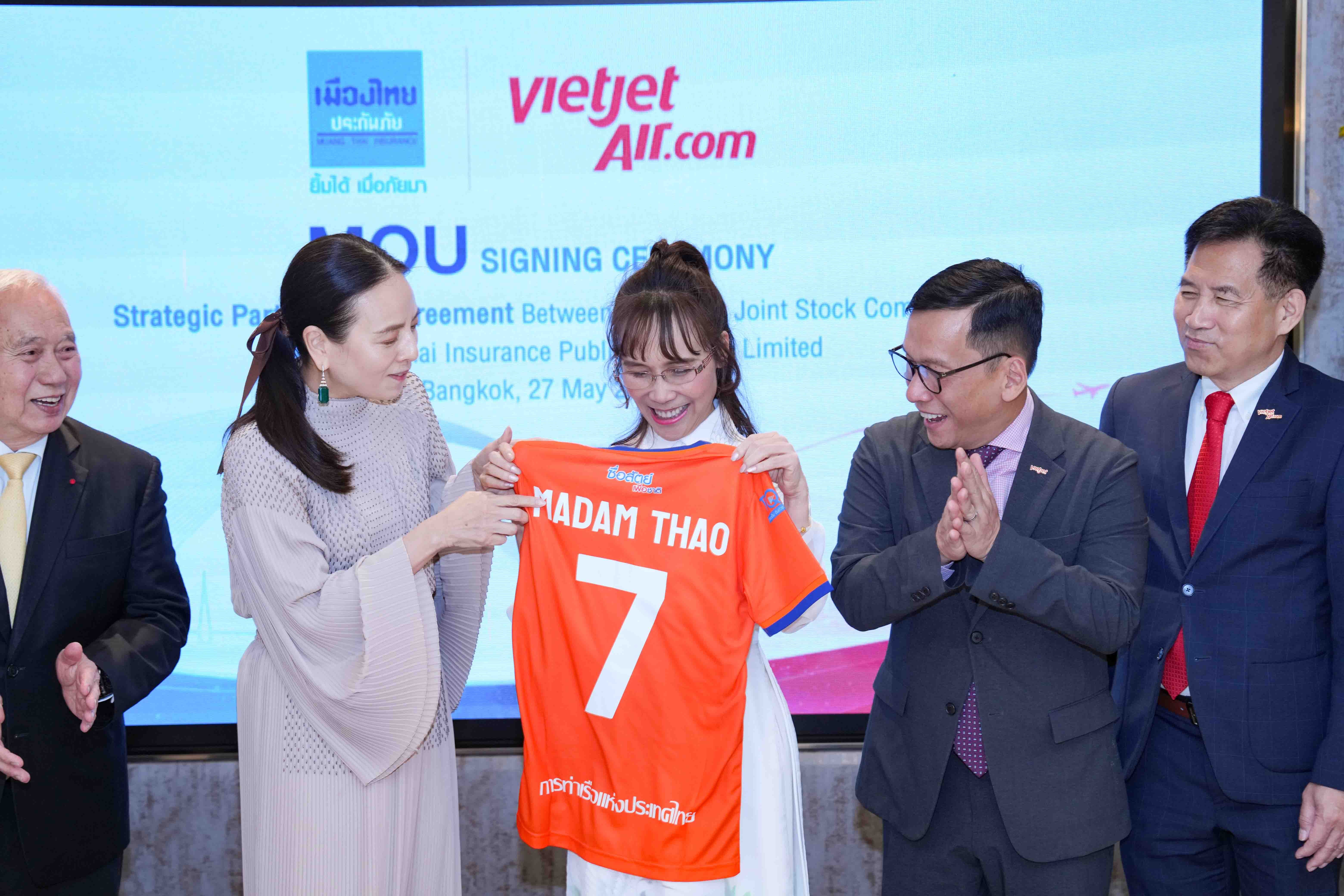 Hai “Madam” và mối duyên với bóng đá Việt Nam - Thái Lan