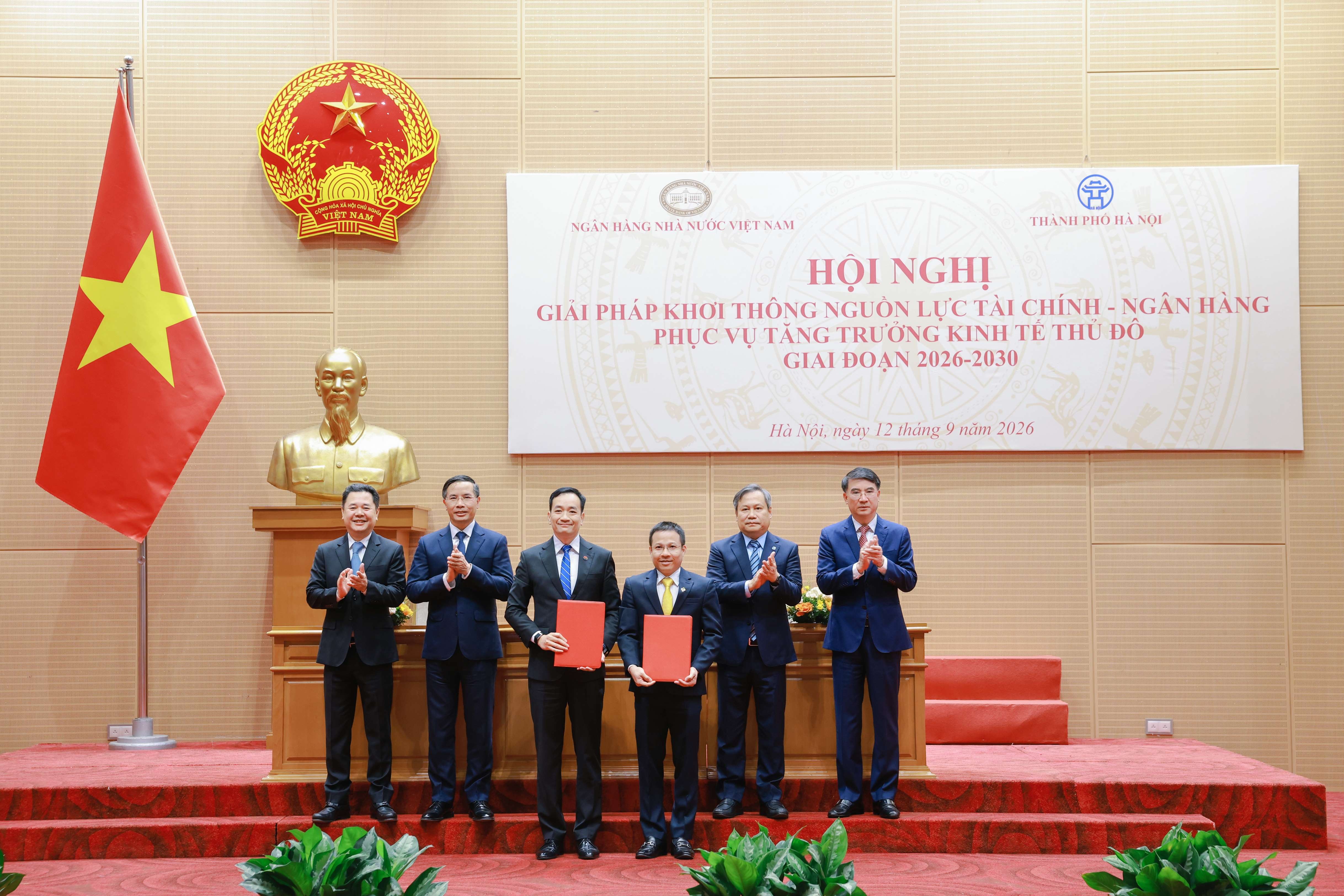 lanh-dao-ncb-va-lanh-dao-cong-ty-bac-ha-noi-trao-thoa-thuan-hop-tac-toan-dien-1-1789273439.jpg