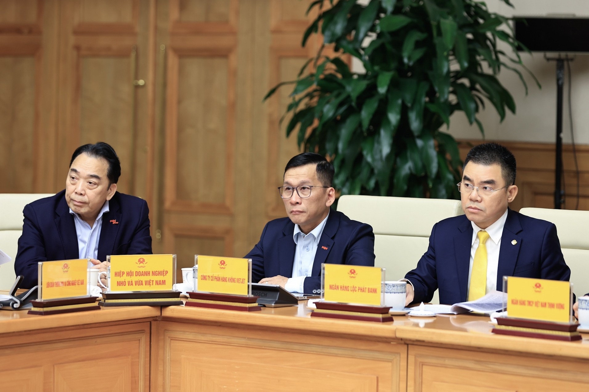 anh-2-ong-ho-nam-tien-chu-tich-hdqt-lpbank-tham-gia-hoi-nghi-1790658352.jpg