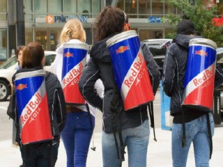 Trước khi bị người Thái tẩy chay, Red Bull trở thành thương hiệu nổi tiếng và tạo ra các tỷ phú như thế nào?