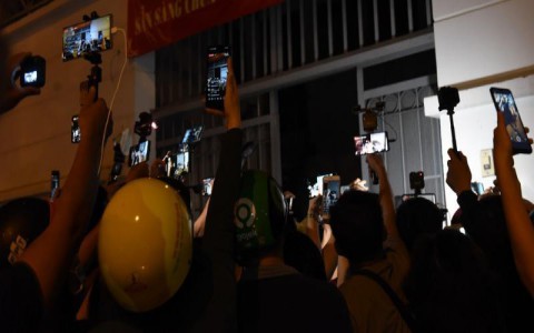 Cuồng livestream “đánh rơi” tình người