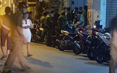 Nam thanh niên chết trong nhà hẻm Bình Thạnh ở tư thế quỳ, đầu quấn kín băng keo