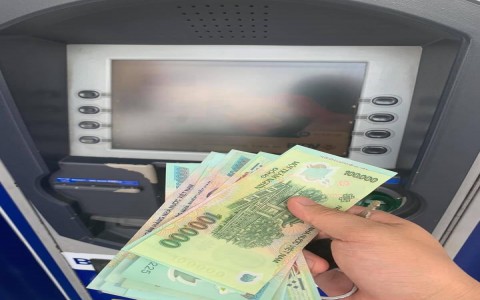 Nhà báo Hồ Đông bức xúc khi rút tiền ở trụ ATM BIDV :“ Rút 5 triệu máy nhả 4 triệu 6”