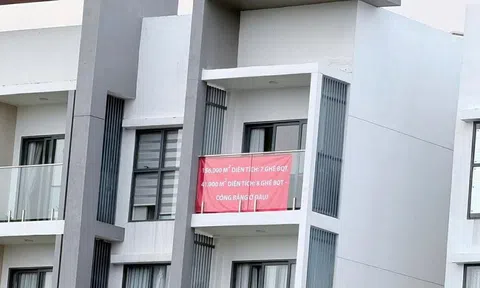 Cư dân Celadon City đồng loạt treo băng rôn, yêu cầu đối thoại với chủ đầu tư