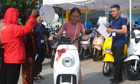 Từ Tây Nguyên đến Nam Bộ, người dân nô nức “đổi xăng lấy điện” ngày gần Tết