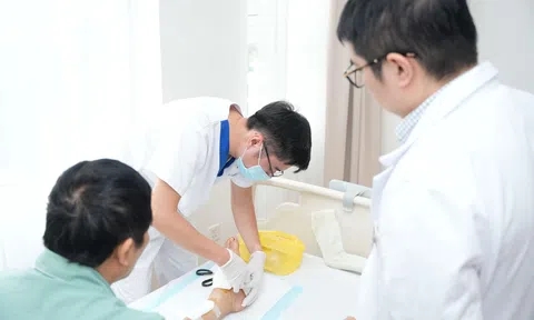 Chạy đua với thời gian cứu người đàn ông bị cưa máy văng vào người