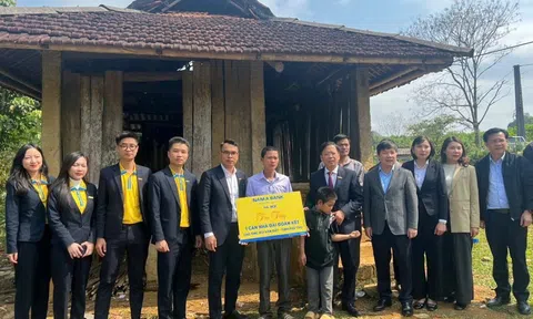 Nam A Bank trao tặng 10 tỷ đồng hưởng ứng Tháng Nhân đạo năm 2026