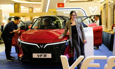 VF 8 thế hệ mới vừa lộ diện tại TP.HCM đã khiến khách Việt “phát sốt”, nhiều người rủ nhau chốt cọc sớm hưởng ưu đãi khủng