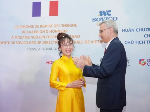 Nữ doanh nhân Nguyễn Thị Phương Thảo nhận Huân chương Bắc đẩu bội tinh của Nhà nước Pháp trao tặng