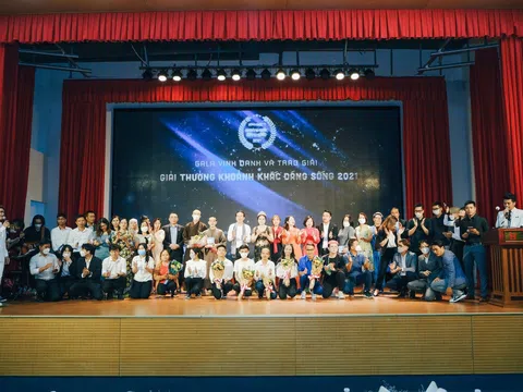 Giải thưởng Khoảnh Khắc Đáng Sống lần 2 năm 2021 đã tôn vinh 12 tác giả - nhân vật có đóng góp tích cực cho cộng đồng