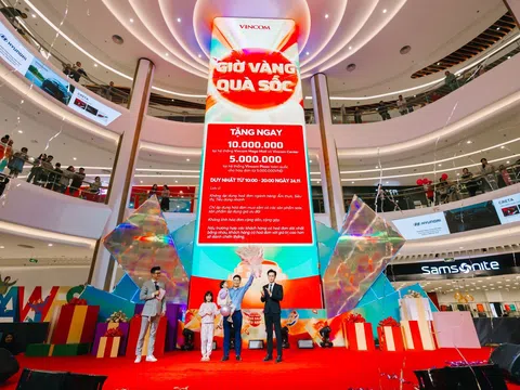 Người dân tấp nập săn “Quà Sale Siêu Hạng” tại Vincom Black Friday 2023