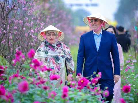 Hàng ngàn lượt khách hào hứng trải nghiệm “Tết triệu sắc Việt, Xuân vạn sinh sôi” trên đường hoa Home Hanoi Xuan 2024