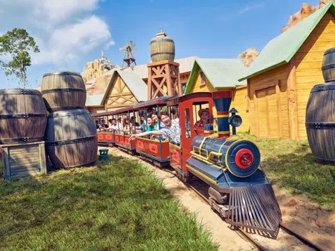 Người dân TP.HCM nóng lòng chờ đón “vũ trụ giải trí” VinWonders sắp khai trương