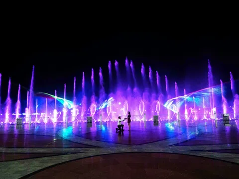 Cầu hôn dưới nhạc nước: Ghi dấu ngày trọng đại theo cách đặc biệt