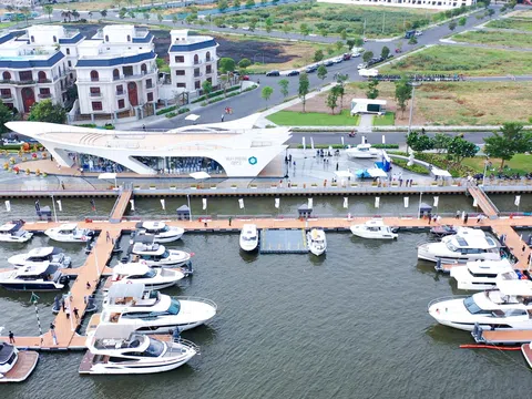 Tưng bừng khai trương bến du thuyền Marina Royal tại bán đảo Van Phuc City