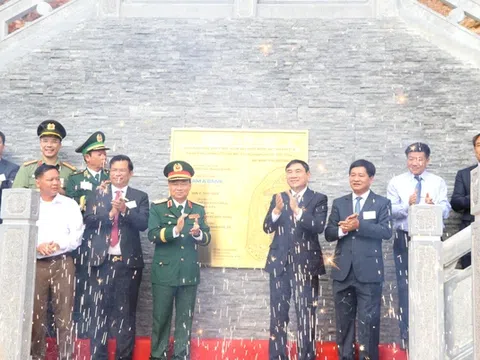 Lễ Thượng cờ và gắn biển công trình Cột cờ A Pa Chải​