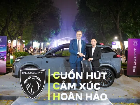 Đại sứ Pháp trải nghiệm xe New Peugeot 2008 tại Lễ hội Balade en France 2025