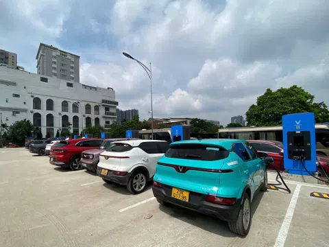 Cận cảnh trạm sạc V-Green khủng tại Cầu Giấy: 40 cổng 120kW, mở 24/7
