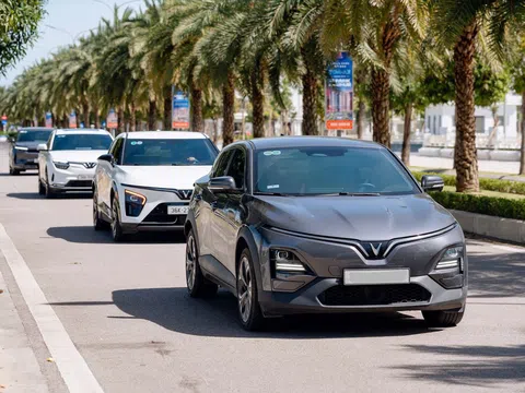 Chỉ định mua 1 xe, ai ngờ lái về cả 2: Khách hàng Cần Thơ chốt VF 6 trúng luôn VF 5