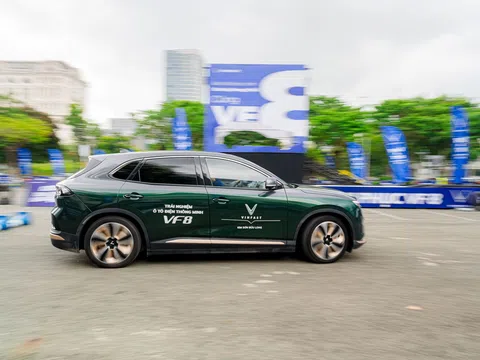 Ưu đãi tới 168 triệu đồng, sạc miễn phí, trạm sạc khắp nơi: Khách hàng Việt rủ nhau lên đời VF 8 đi xuyên Việt