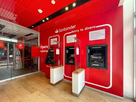 Máy CRM và bước đệm hợp kênh: Bài học từ Santander đến SHB