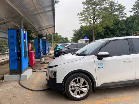 Trạm sạc V-Green xuất hiện khắp nơi tại Hà Nội, tài xế nói “tiện hơn đổ xăng”