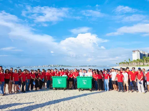 Gần 600 “chiến binh” Vietjet đồng loạt ra quân làm sạch biển Hạ Long