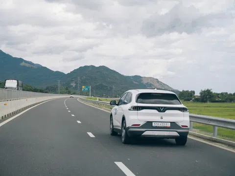 Chỉ từ 900 triệu đồng, nhận lại trải nghiệm hạng sang, chuyên gia xe đặc biệt hài lòng với VinFast VF 8 2025