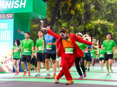 Những trang phục độc đáo trên đường chạy VPBank Hanoi International Marathon 2025