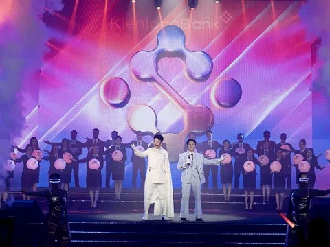 Chủ tịch KienlongBank ''bay'' giữa sân khấu, hát song ca cực cháy cùng Bùi Công Nam