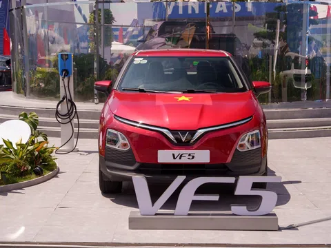 VinFast VF 5: Giá lăn bánh tháng 11/2025 chưa tới 500 triệu đồng, rẻ hơn xe xăng cả trăm triệu đồng