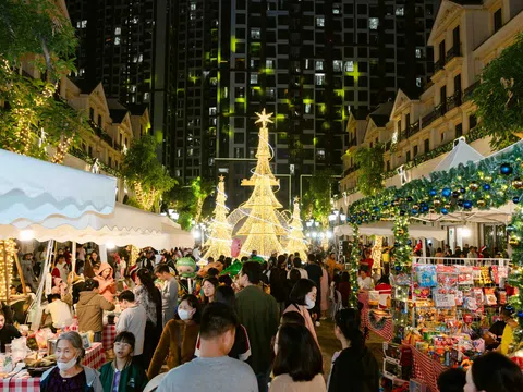 Hàng ngàn du khách hòa mình vào không khí lễ hội Giáng Sinh tại tâm điểm thương mại - dịch vụ - giải trí Malibu Walk