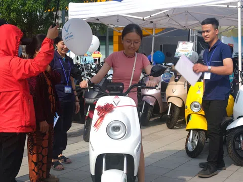 Từ Tây Nguyên đến Nam Bộ, người dân nô nức “đổi xăng lấy điện” ngày gần Tết